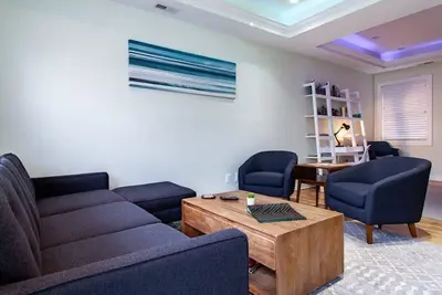 Image de Maison moderne à seulement 2 pâtés de maisons du métro // patio et grill privés