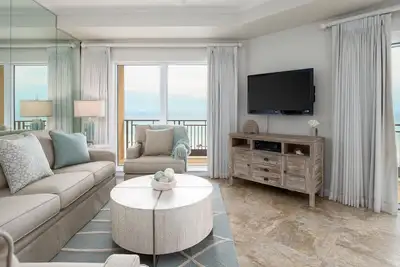 Image de Westwinds Beachfront Condo - Complètement rénové - Luxe côtier!