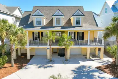 Image de Courte promenade à la plage w / grande piscine et pont Lounging dans Prime Hhi Location!