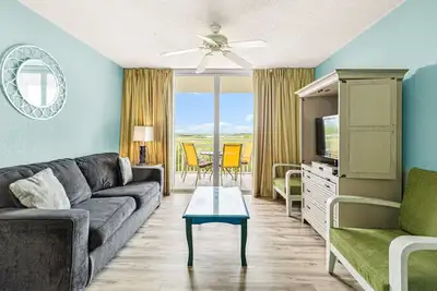 Image de Le condo Sunrise Suites avec vue dispose d'une piscine et d'un bain à remous communs - les chiens sont les bienvenus!