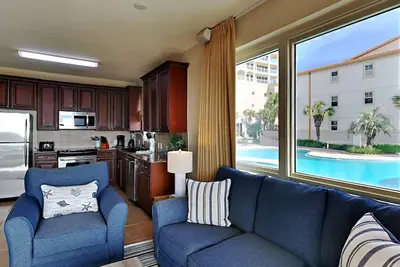 Image de Gulf Front Condo ~ Vues sur la plage ~ Étapes vers le rivage ~ Spa sur place!