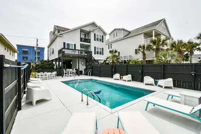 Image de Lovers Beach, à 5 Chambre 4 Bain Accueil 2e rangée avec une piscine privée