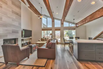 Image de Swanky Mountain View Penthouse - Idéal pour les groupes et les équipements du complexe