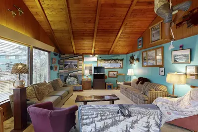 Image de Charmante maison millésime w \/ jardin tranquille, à seulement deux pâtés de maisons de la plage!