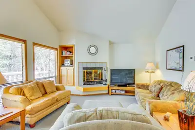 Image de Belle maison familiale avec terrasse et bain à remous privé! Accès Sharc gratuit!