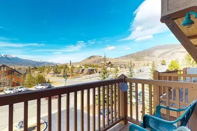 Image de Studio situé au centre avec une vue imprenable près des magasins, des restaurants et du ski!
