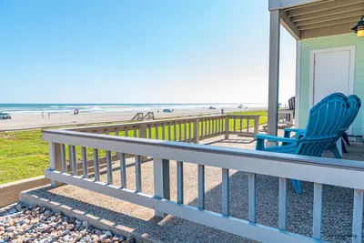 Image de Au bord de la mer, propriété au 1er ��tage avec vue et emplacement incomparables!