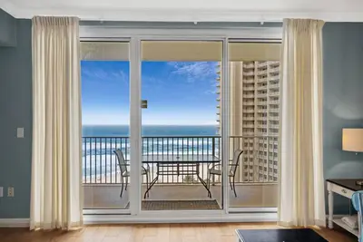 Image de Condo confortable avec emplacement de stationnement réservé réservé situé au 11e étage