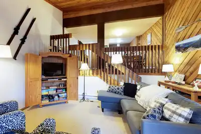 Image de Condo toutes saisons w / deck - à pied de la piscine partagée / bain à remous et Huntington Lake!