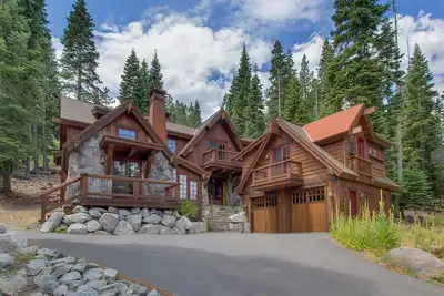 Image de Face arrière 180 �� Northstar: 4 Br / 4. 5 Ba quatre chambres à coucher à Truckee, 12 personnes