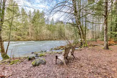 Image de Trouvez la paix et la tranquillité dans cette cabane Steiner au bord de la rivière dans la forêt!