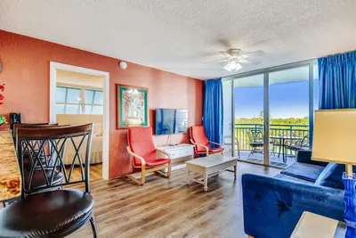 Image de Escapade tropicale avec balcon privé, piscine / bain à remous communs - chien et famille!
