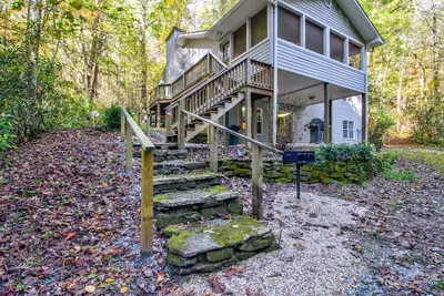 Image de Cabane Creekfront sur 2. 5 acres boisés, près des parcs d'État et des terres forestières nationales!
