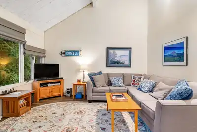 Image de Condo pratique w \/ piscine partagée et bain à remous - vues mtn, près de la ville et des pistes!