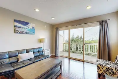 Image de Dog-friendly condo d'oceanview avec un accès facile à la plage et une cuisine complète!