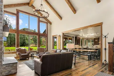 Image de Stunner tout neuf sur un terrain de golf! Courte promenade Ă la cave * Hot Tub * Fire Pit