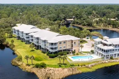Image de Donnant sur le golfe du Mexique! Gulf Breeze Condo # 208- Rampe privée et Slip!