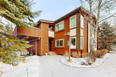 Image de Superbe cabine moderne avec divertissement et accès facile aux skis!