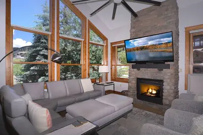 Image de Luxueux Condo ski in \/ out. Jacuzzi! Marchez vers les pistes.