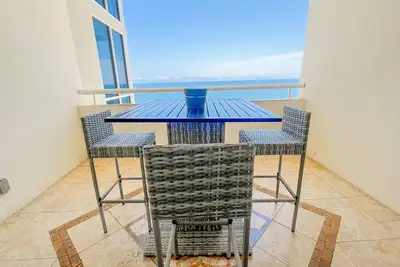 Image de Confortable Gulf Front Condo ~ Amazing Views ~ Directement sur la plage w \/ Balcon privé!
