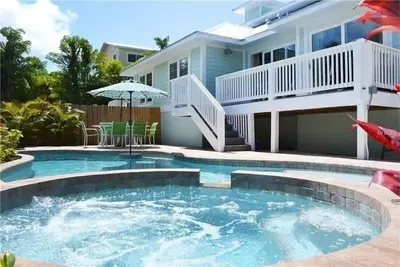 Image de 4 chambres 1/2 salle de bain avec piscine privée / spa à 3 minutes de la plage - réduction militaire offerte