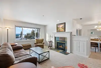 Image de Cozy condo au bord du lac w / marina, terrains de beach volley, et une piscine partagée
