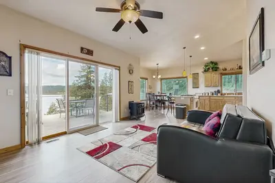 Image de Retraite pittoresque au bord du lac avec trois ponts, un bain à remous et un quai privé de 48 pieds!