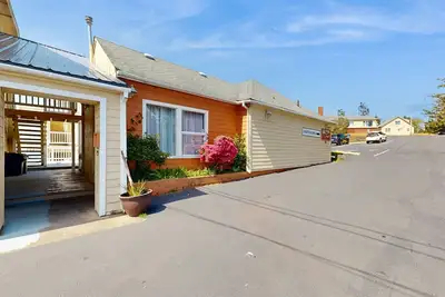 Image de condo Dog-friendly avec vue sur l'océan, l'accès facile à la plage, terrasse, et plus!