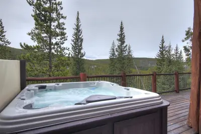 Image de Mobilier de luxe 5 étoiles personnalisé Accueil-vues imbattables-Hot Tub-Dog Friendly