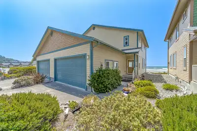 Image de Condo en bord de mer avec vue spectaculaire sur l'océan - à pied de la plage!