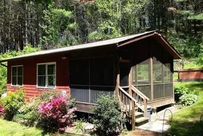 Image de Cabine de cèdre de ferme de Broadwing - bain à remous avec l'eau minérale fraîche et chaude - ferme de 85 acres