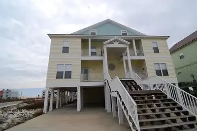 Image de Belle maison de plage spacieuse! À quelques pas de la plage et de la piscine!