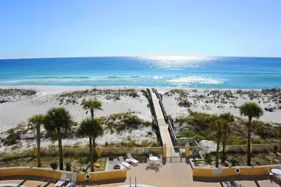 Image de Condo sur la plage avec service de plage gratuit! Balcon privé avec une vue magnifique sur la plage. Grand complexe hôtelier!