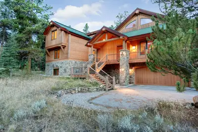 Image de Goldenrod Home 7 dort 15 personnes, blanchisserie priv����e, Hot Tub Priv��, garage, retraite familiale! par SummitCove Lodging