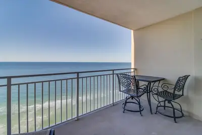 Image de Condo Oceanfront avec une piscine partagée w / un bain à remous, à pied de la plage!