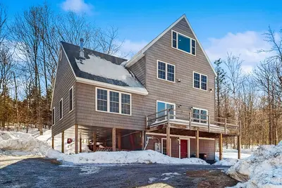 Image de Isolé, maison rustique w \/ bain à remous privé et immense terrasse - 5 miles à Okemo