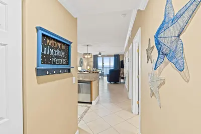 Image de Profitez des vues immaculées de ce luxueux condo situé au 6ème étage de Twin Palms!