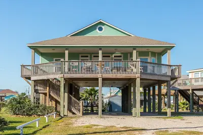 Maison de chien expansive avec vue sur l'océan, emplacement de choix, et foyer extérieur