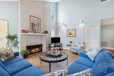 Image de 4 chambres. 5e rangée d'océan à Sea Pines avec accès à la piscine à South Beach Animaux acceptés