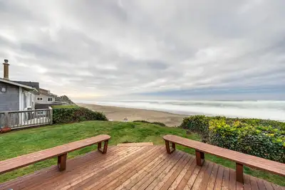 Image de Dog-friendly maison en bord de mer w / accès facile à la plage et grande terrasse + promenade pour se garer!