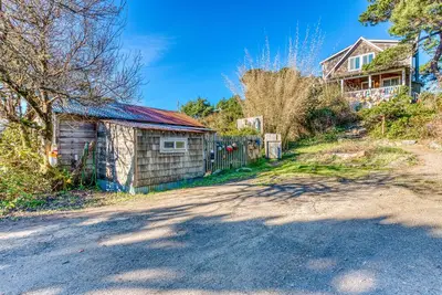 Image de Maison acceptant les chiens avec chalet pour invités, bain à remous privé et accès à la plage à proximité!
