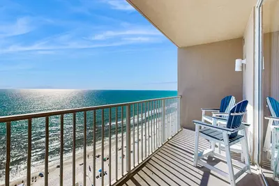 Image de Condo en bord de mer avec bain à remous partagé, sauna et piscines offre une vue imprenable!
