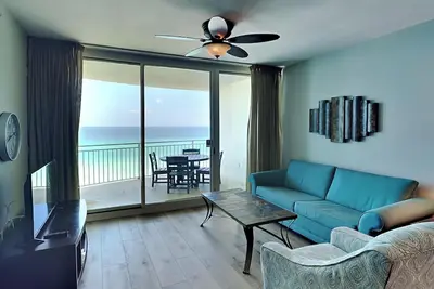 Image de Spacieux Condo sur la plage avec balcon privé. Piscines en bord de mer, centre de remise en forme sur place, assis sur le sable!