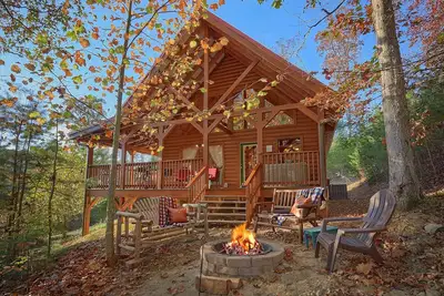 Cabine familiale avec foyer et table de billard privée près de Pigeon Forge