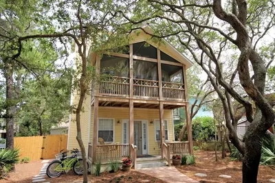 Image de Dans Old Seagrove \"Livin It Up\" -1 rue loin du bord de mer! Piscine privée!