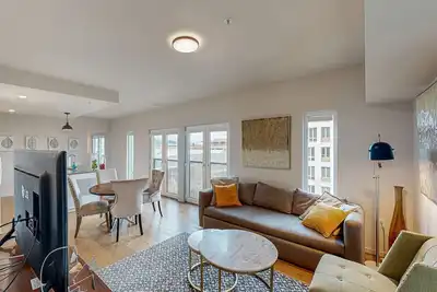 Image de Condo ensoleillé w \/ grills partagés - à pied des restaurants, boutiques, parcs et plus!
