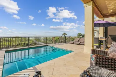 Image de Luxueuse maison en bord de mer avec cuisine de chefs, piscine, ascenseur, accès facile à la plage