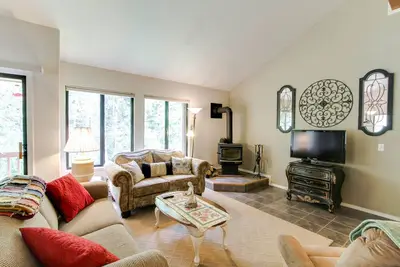 Image de Magnifique condo avec piscines en mezzanine et de villégiature, sauna, gymnase et courts de tennis!