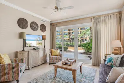 Image de Adagio G105 3/3 plus chambre avec lits superposés en prime - le bord de la piscine le plus proche de la promenade de la plage! !