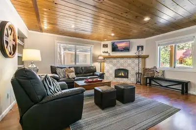 Image de Saule caché - Tahoe Park 2 Br - Marche pour la plage privée et restaurants